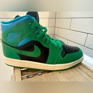 Jordan AJ 1 Mid
Women's 7.5